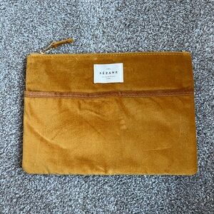 Sézane pouch (1 large zipped pocket, 1 small magnetic pocket)
Ochre color
